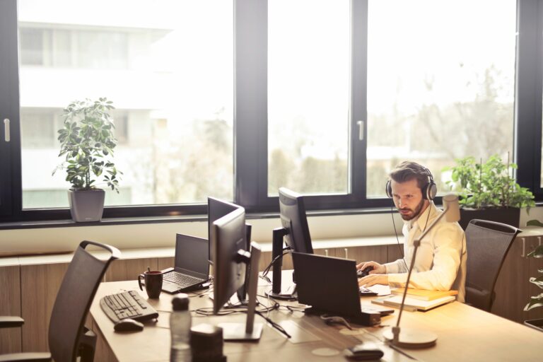 Homme concentré au travail derrière son écran d'ordinateur
