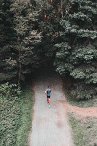 Coureur dans une belle forêt